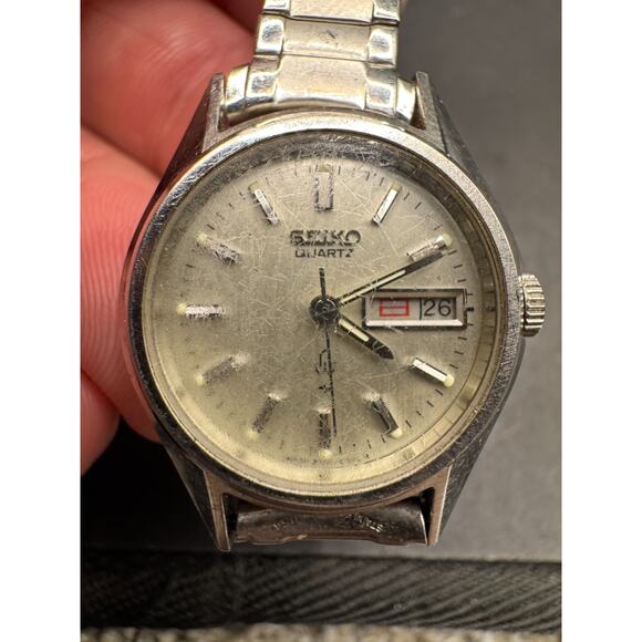 Seiko Quartz Vintage Watch Day-Date English/Japanese Dial 21.7mm Silver Tone main image 9